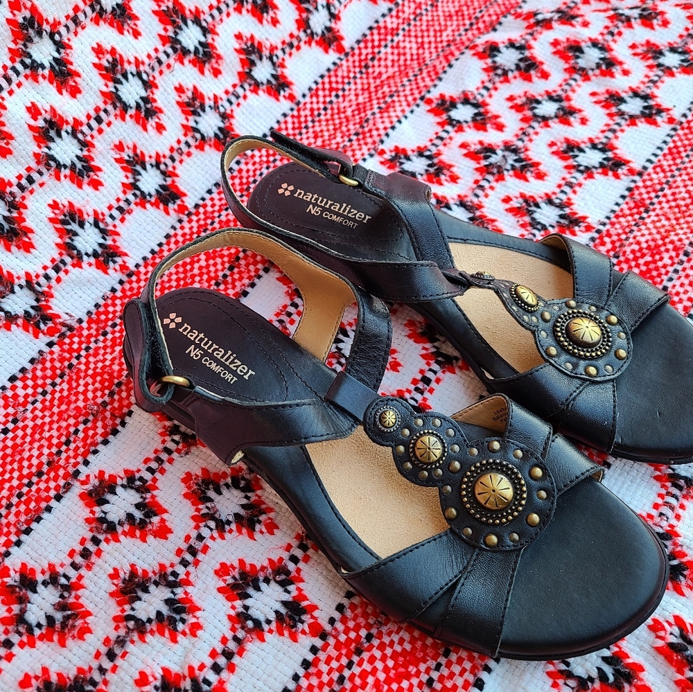 《Naturalizer N5 black and gold sandals size 7.5》